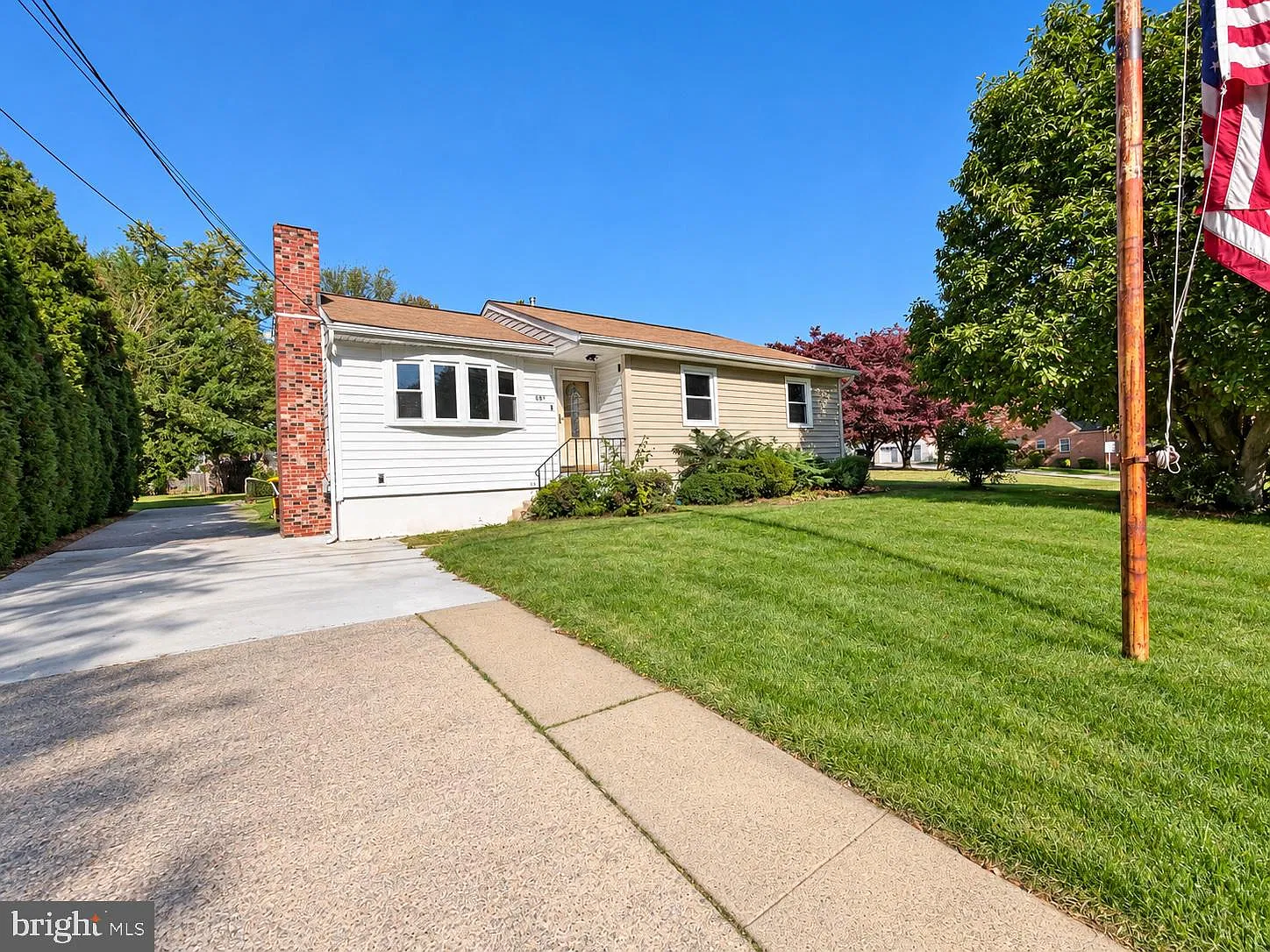 3 bed, 2.0 bath, 1240 sqft, $2,300 — Photo 2