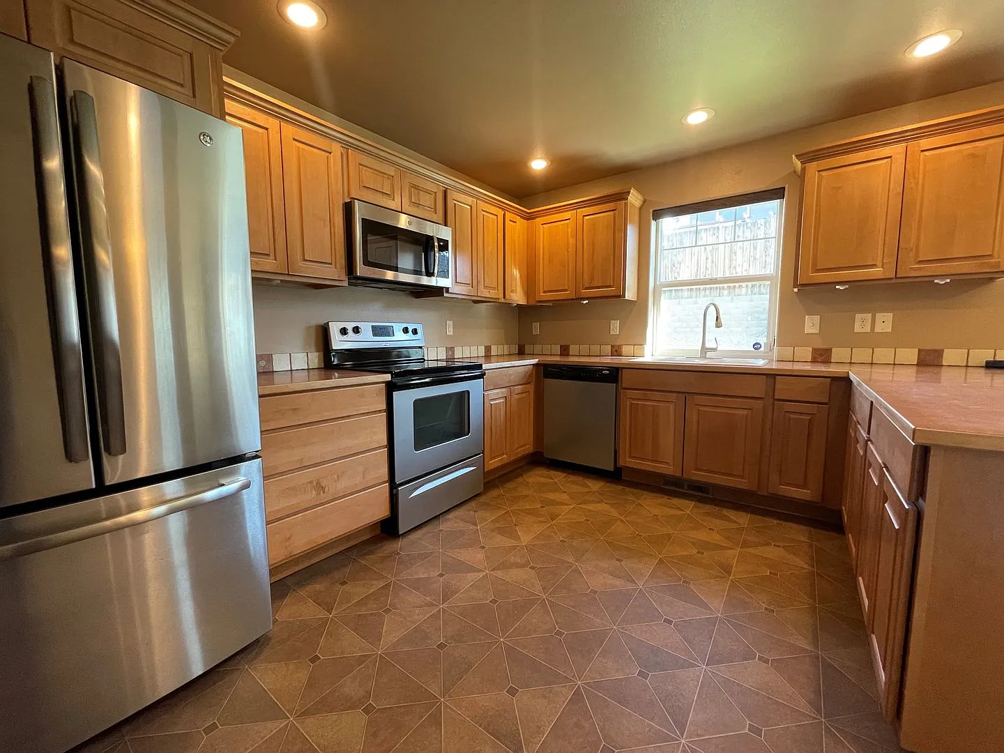 Beautiful Home available Now — Photo 2