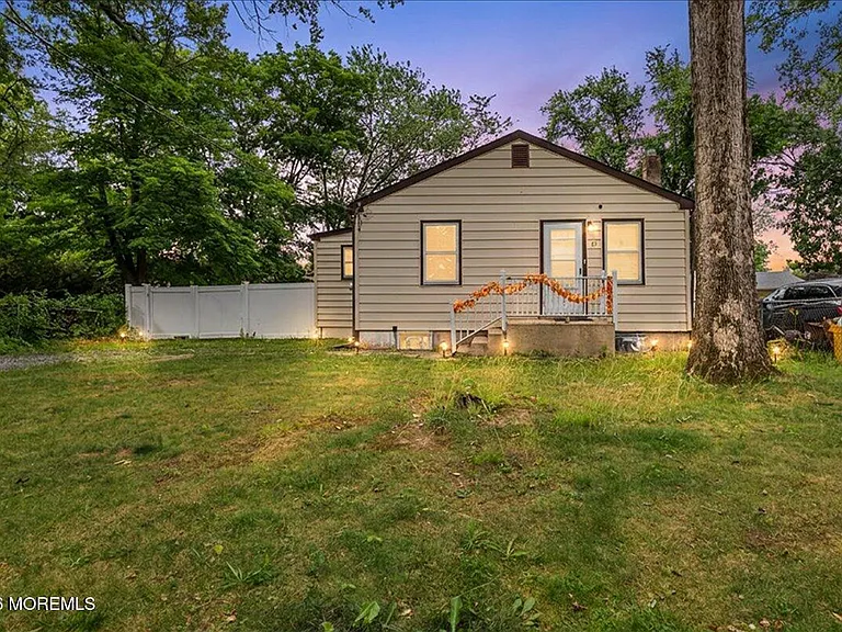 61 Cooney Ave — Photo 1