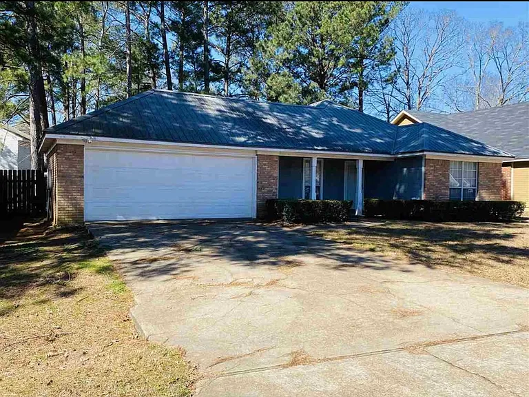 439 Riverbend Dr — Photo 1