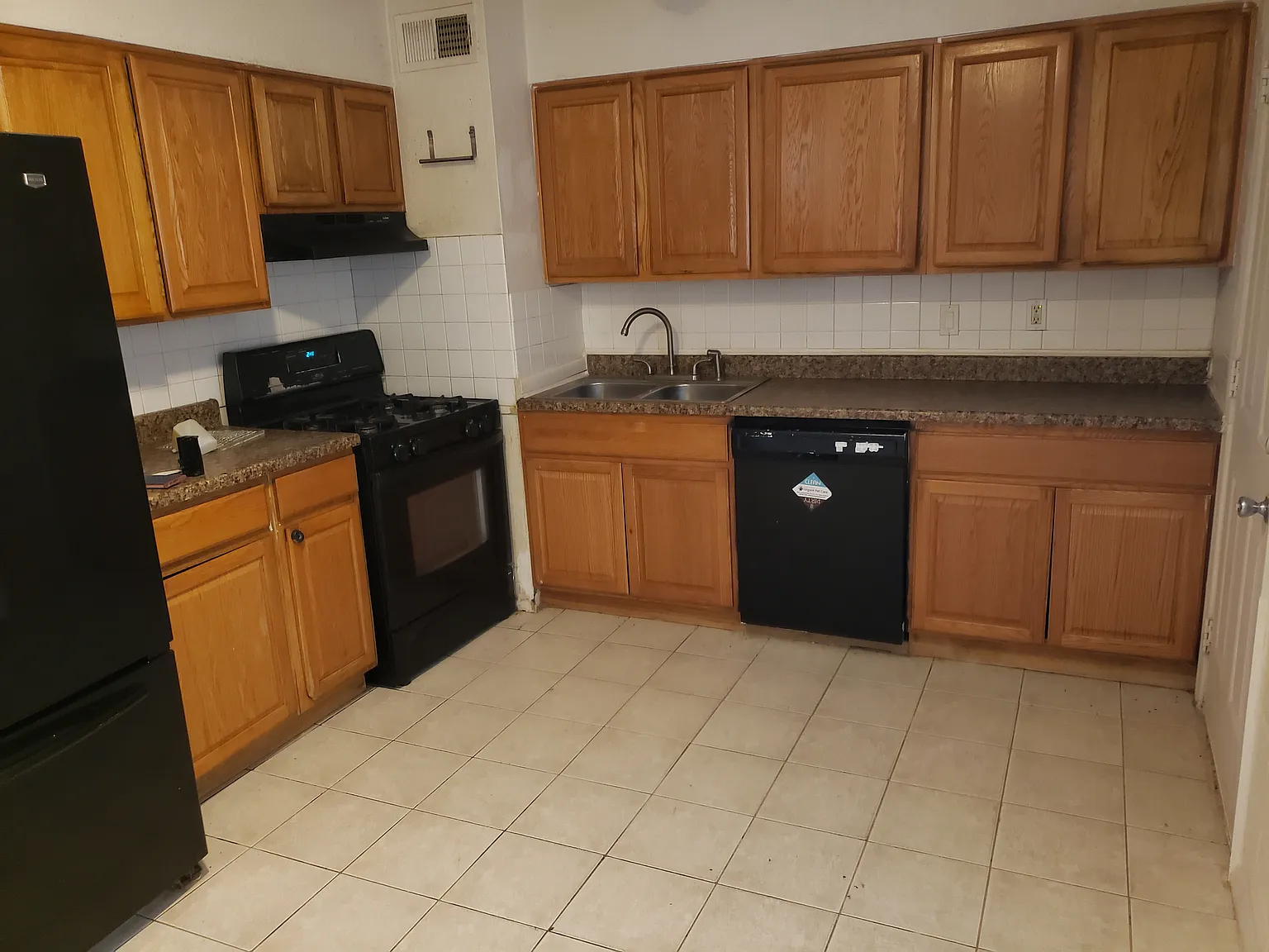 4 bed, 1276 sqft, $1,950 — Photo 4