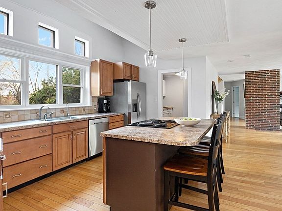 5th image of 33 Cherry Hill St