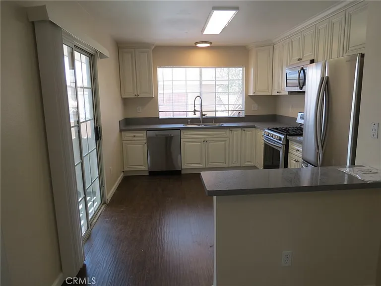 572 N Orange St — Photo 21