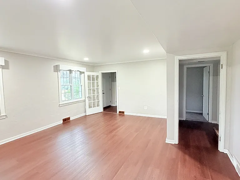 936 Owen St — Photo 3
