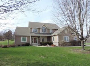 W292N4297 Prairie Wind Cir N, Pewaukee, WI 53072