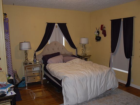 5th image of 418 E 9th St