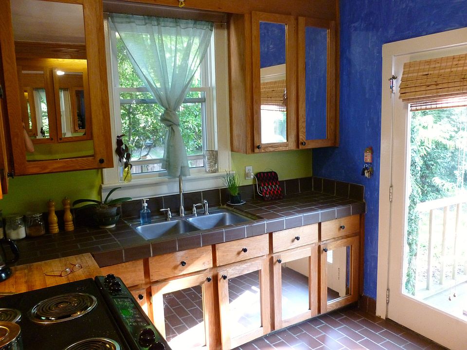 Kitchen, double sinks