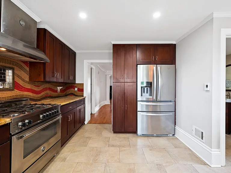 567 Dupont St — Photo 11