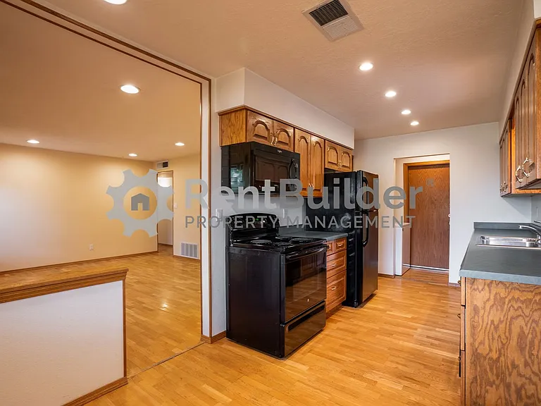 7617 Union St NE — Photo 9