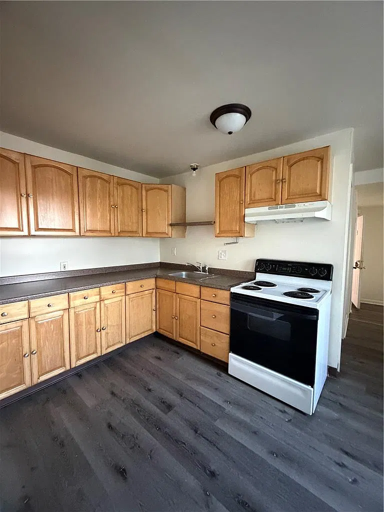 1039 Mechanic St — Photo 3