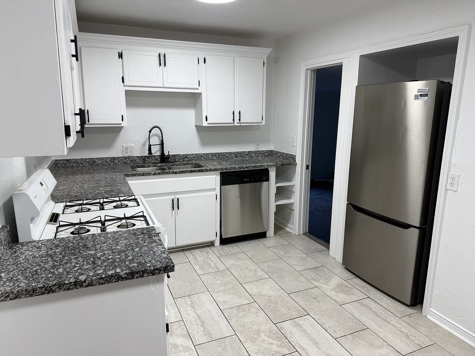 3 bed, 1254 sqft, $1,399 — Photo 2