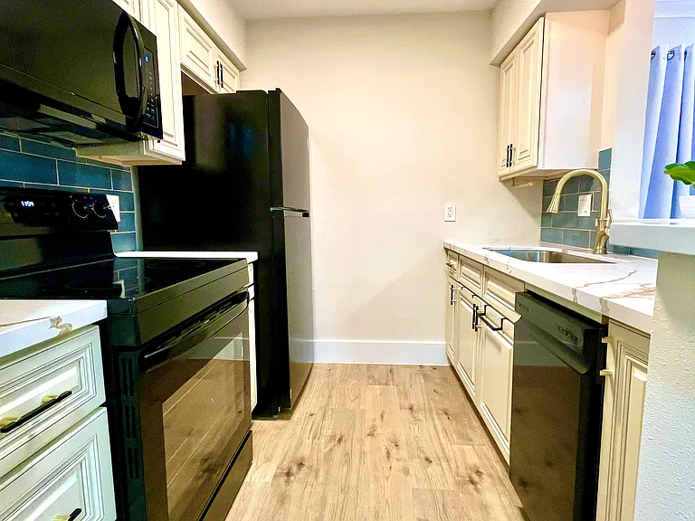 606 Marshall St #30 — Photo 5