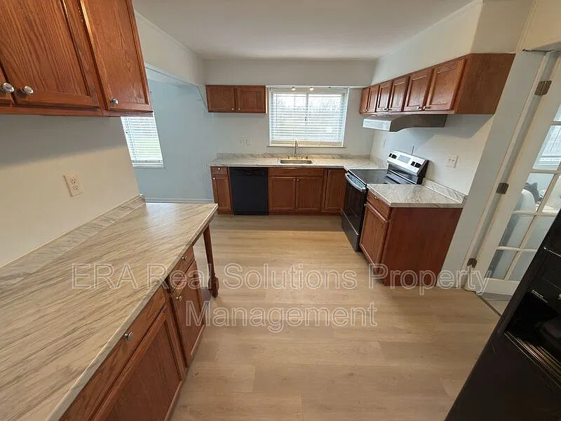 4 bed, 1.0 bath, 1872 sqft, $2,100 — Photo 4