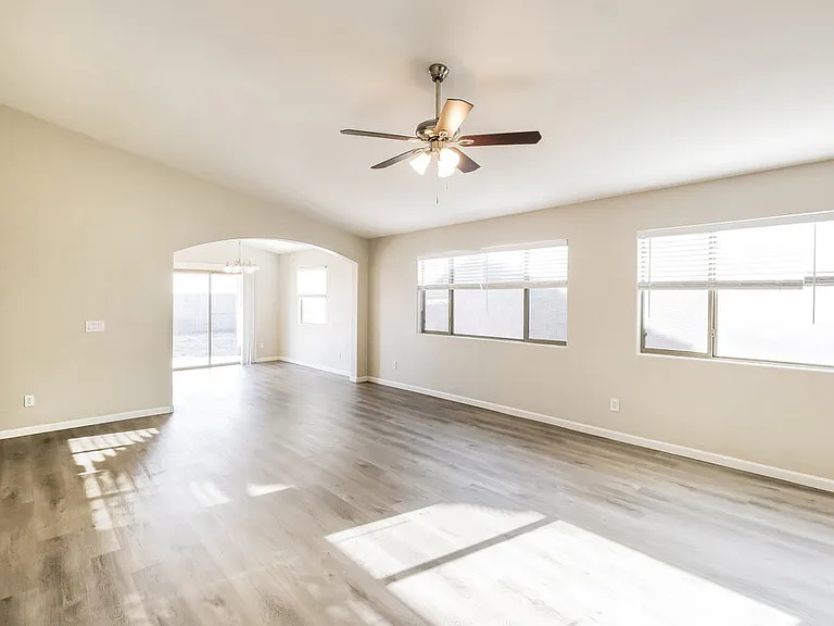 25703 W Saint Charles Ct — Photo 5