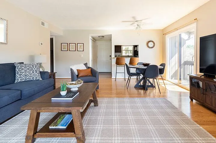 2 bed, 950 sqft, $2,100 — Photo 2