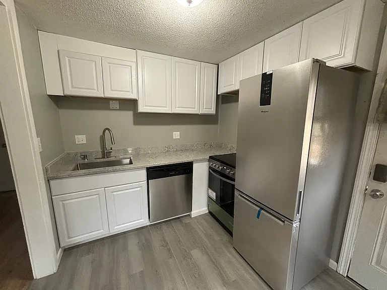 9 White Oak Rd #D — Photo 2