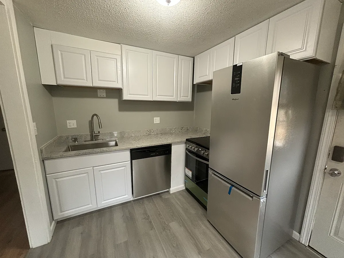 Building Photo - 9 White Oak Rd #D