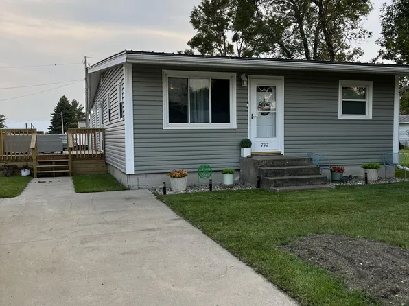 712 5th St SE, Devils Lake, ND 58301
