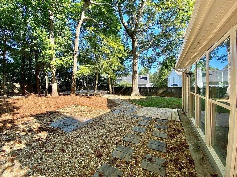 640 Suwanee Lakes Cir — Photo 29