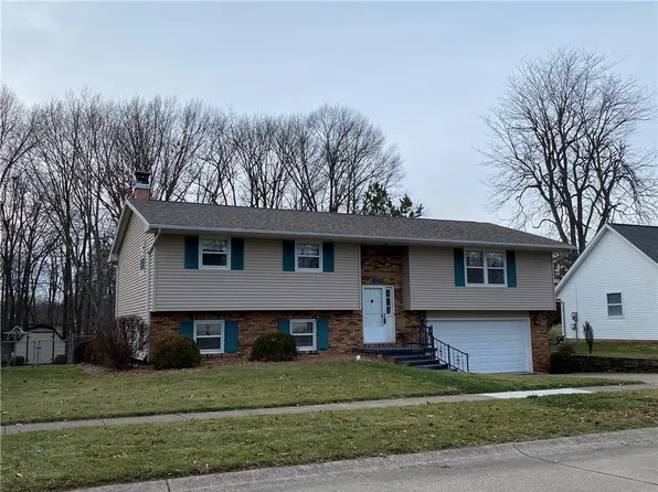 1818 McComb St, Charleston, IL 61920