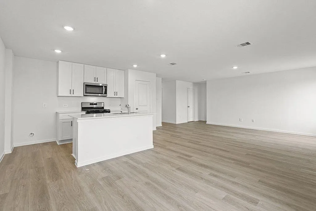 5 bed, 2.5 bath, 2525 sqft, $2,800 — Photo 4