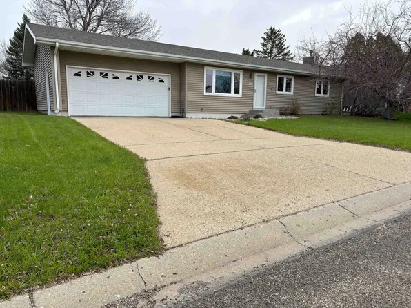 2612 11th Ave NW, Minot, ND 58703