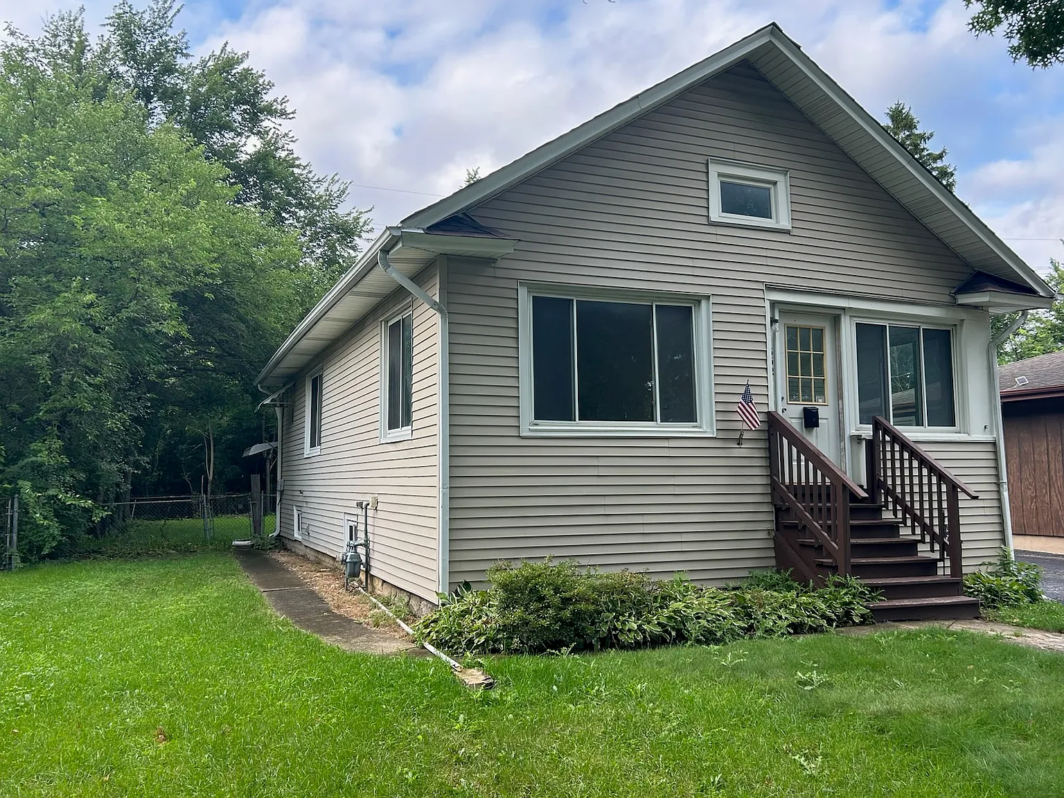 2 bed, 907 sqft, $2,300 — Photo 1