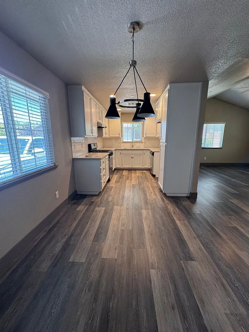 New Single Level Home Walking Distance To Stores. Super Clean — Photo 2