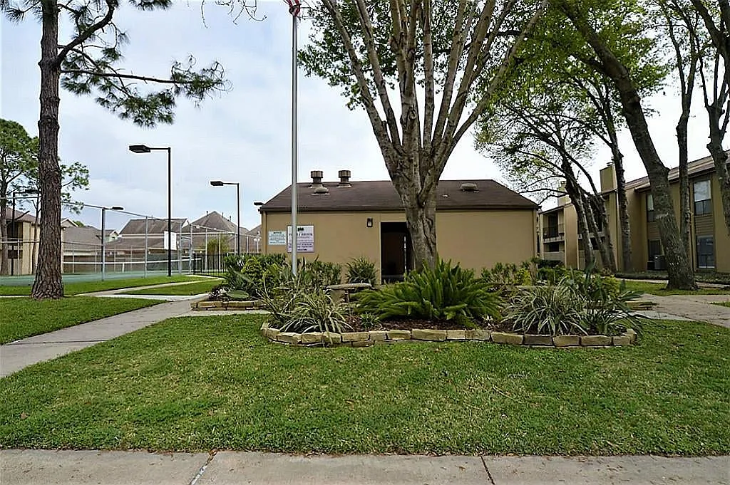 2 bed, 1.5 bath, 869 sqft, $1,500 — Photo 2