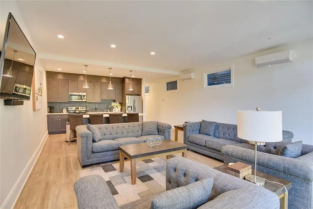 4 bed, 4.0 bath, 1216 sqft, $4,200 — Photo 2