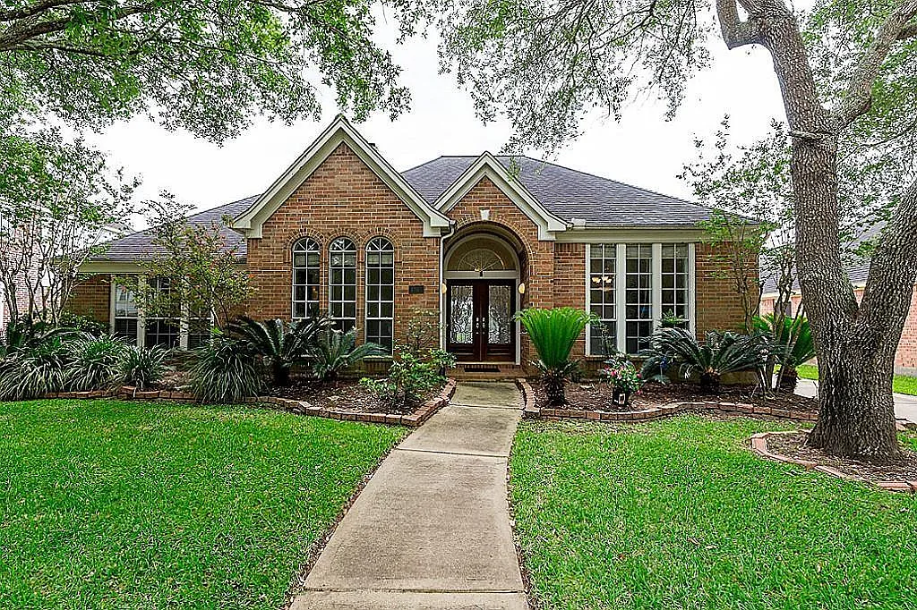 4 bed, 2.0 bath, 2949 sqft, $3,800 — Photo 1