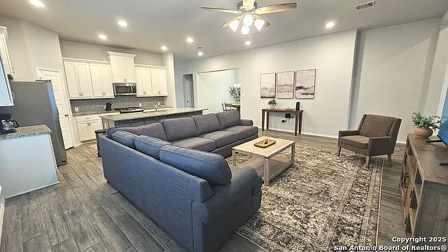 3 bed, 2.0 bath, 2026 sqft, $4,300 — Photo 3