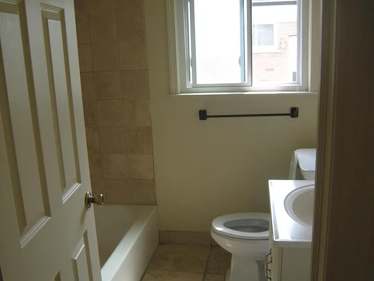 1370 E Chesterfield St — Photo 2