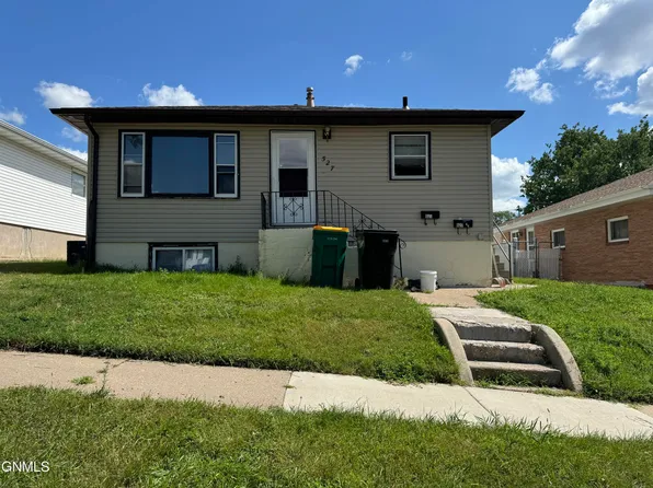 527 N 19th St, Bismarck, ND 58501