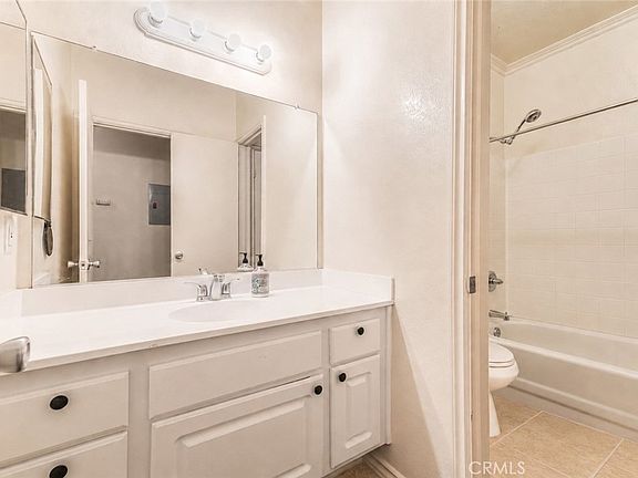 4th image of 300 N El Molino Ave Unit 117