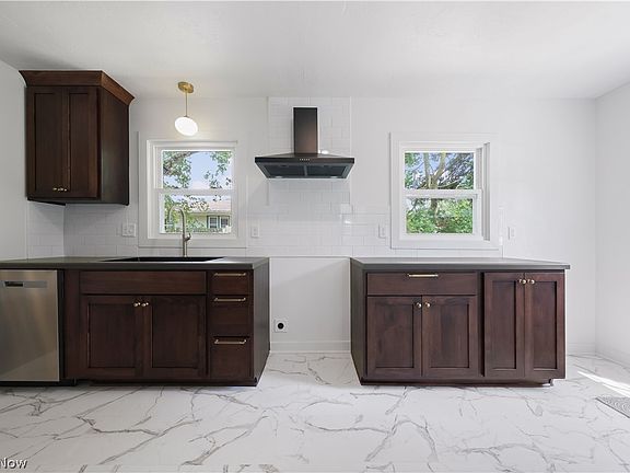 5th image of 2430 S Columbus Rd