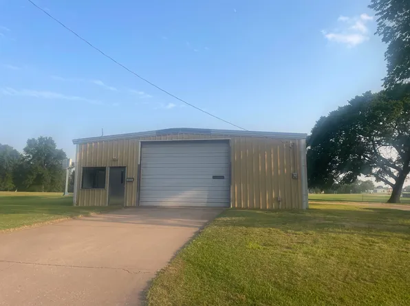 903 E 8th St, Harper, KS 67058
