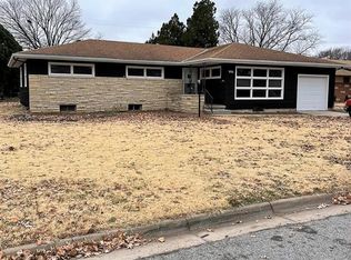 908 Manor Rd, Salina, KS 67401