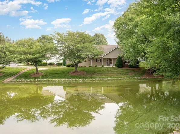 137 Ashwood Ln, Mooresville, NC 28117