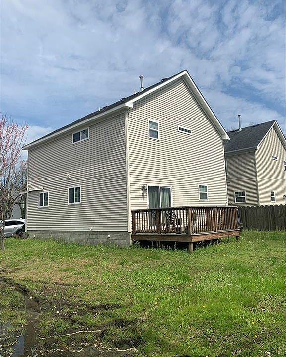 2nd image of 918 Hill St