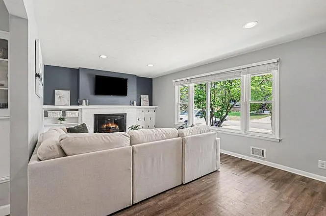 3 bed, 2.5 bath, 2028 sqft, $2,200 — Photo 3