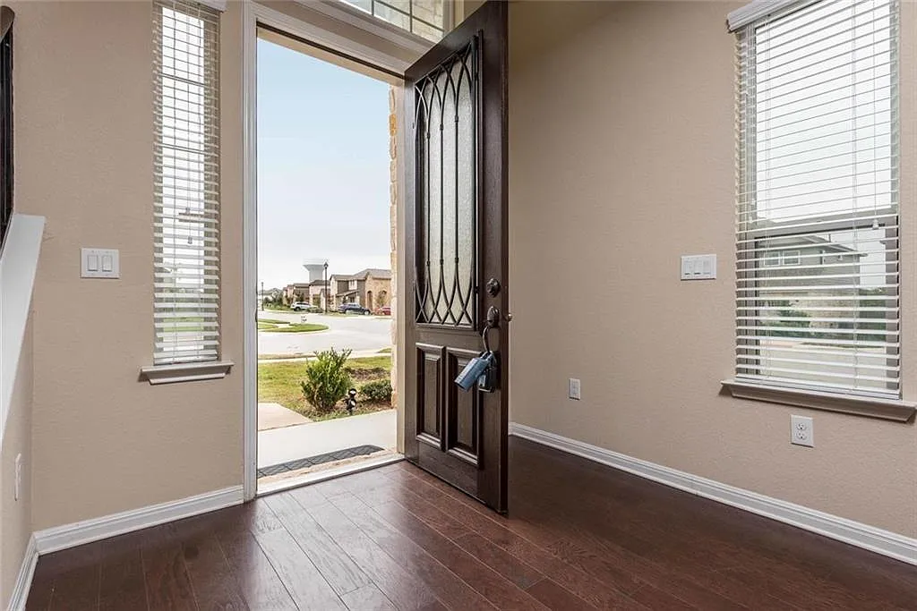 3 bed, 2.5 bath, 1814 sqft, $2,500 — Photo 4