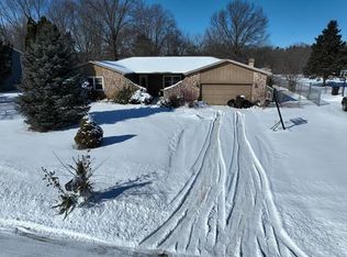 1207 Meadow Glen Dr, Valparaiso, IN 46383