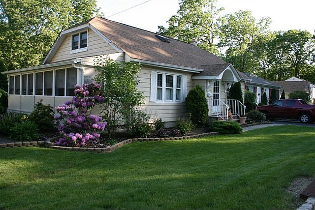 TOO GOOD TO BE TRUE!! THIS CUSTOM HOME SITS ON A CORNER LOT & DEAD END