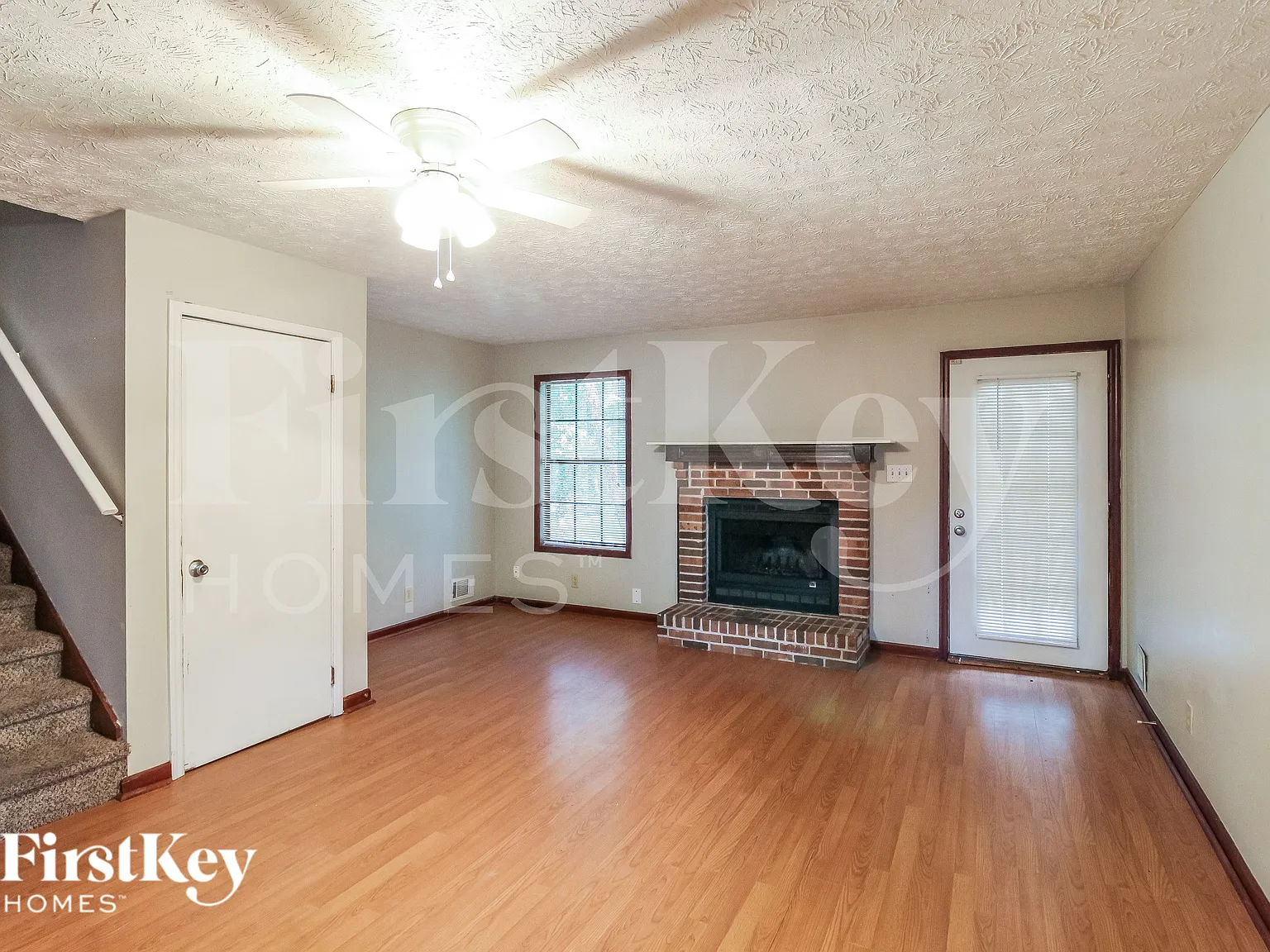 3 bed, 2.0 bath, 1428 sqft, $2,130 — Photo 2