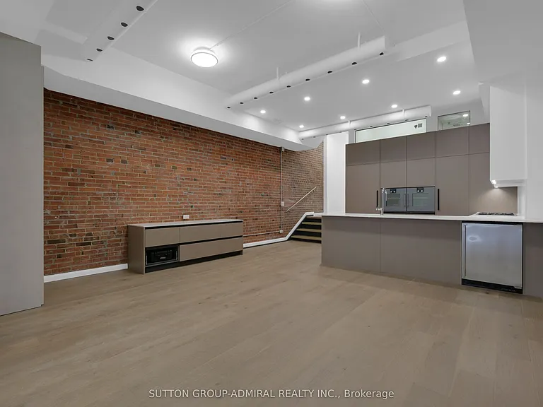 647 College St #101 — Photo 10
