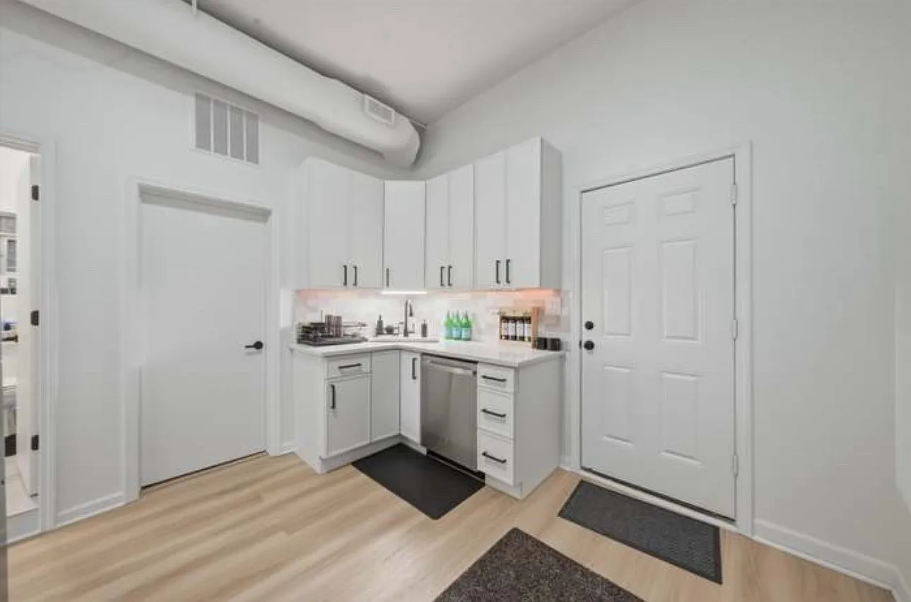 1113 S Racine Ave — Photo 2