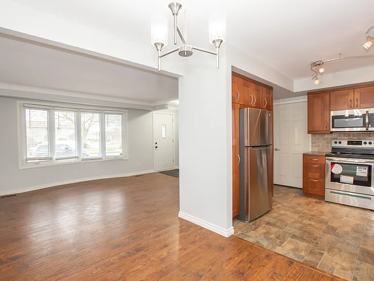 54 Trelawn Pkwy — Photo 6