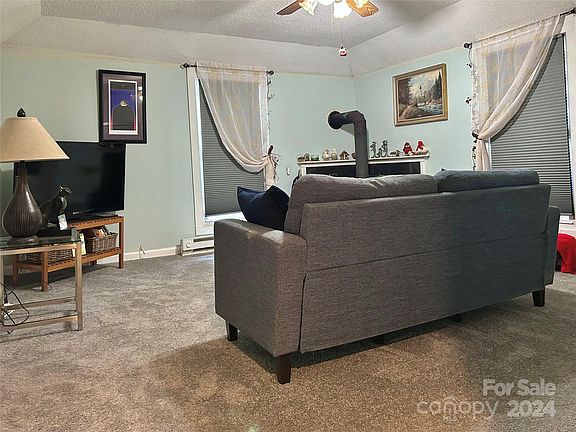 3rd image of 405 Daisey Ave