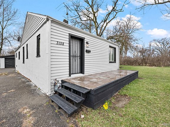 3rd image of 3158 Hickory St